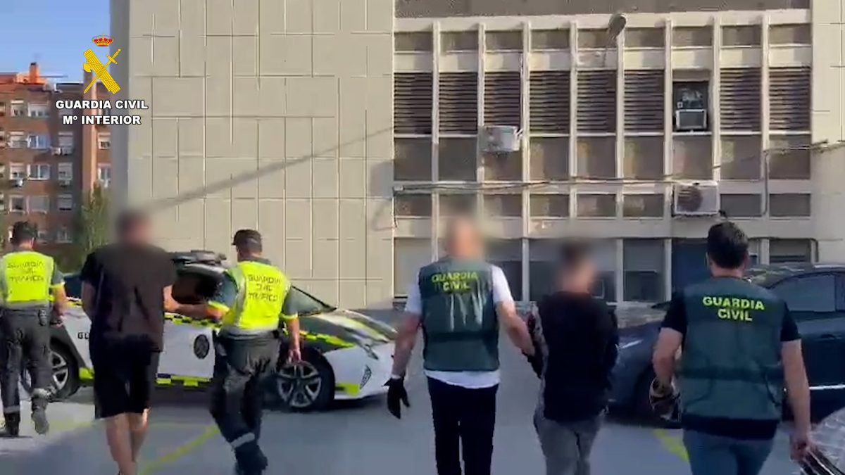 Detenidas cinco personas que captaban a sus víctimas a través de páginas online de contactos para falsificar su documentación personal