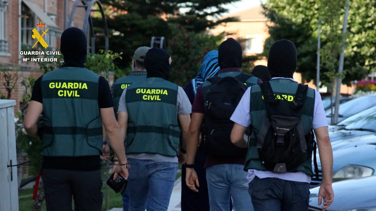 La Guardia Civil detiene en Valladolid a una mujer acusada de mantener una gran actividad en redes sociales en favor de Daesh