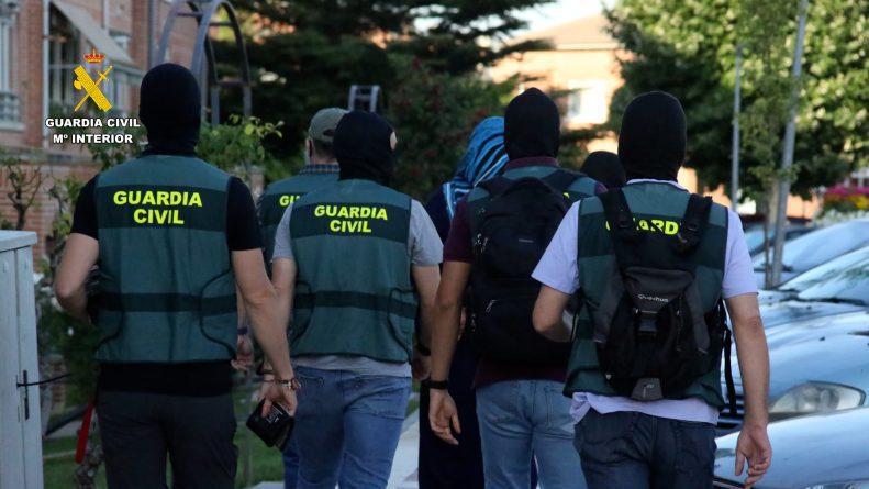 La Guardia Civil detiene en Valladolid a una mujer acusada de mantener una gran actividad en redes sociales en favor de Daesh