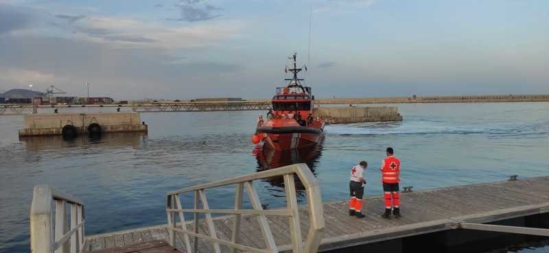 15 personas, incluyendo dos menores, son rescatadas en una patera en las aguas de Alicante