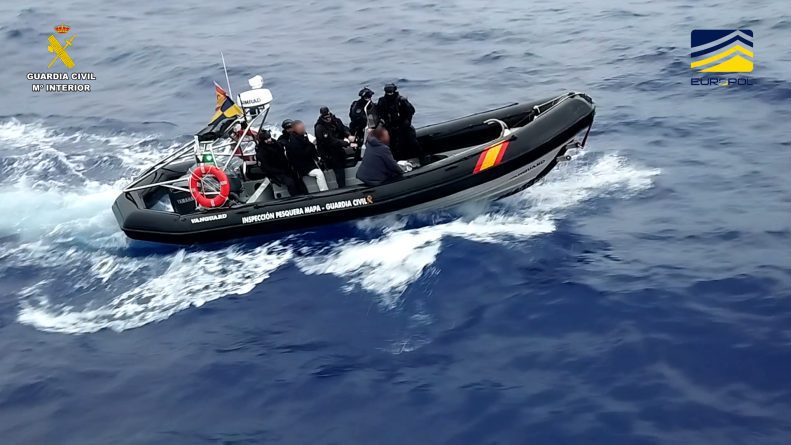 Interceptado un velero que transportaba 700 kilos de cocaína con destino a las Islas Canarias