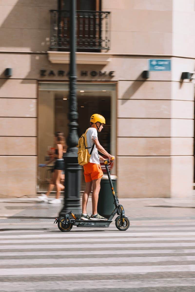 Petrer incrementará los controles ante el aumento de infracciones de las normas de tráfico de los usuarios de patinetes eléctricos