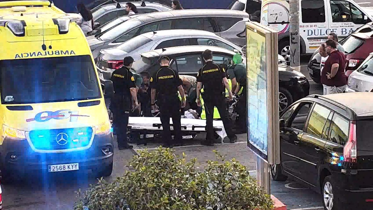 La Guardia Civil estabiliza a una persona tras sufrir un desvanecimiento en el parking de un centro comercial en Cartagena