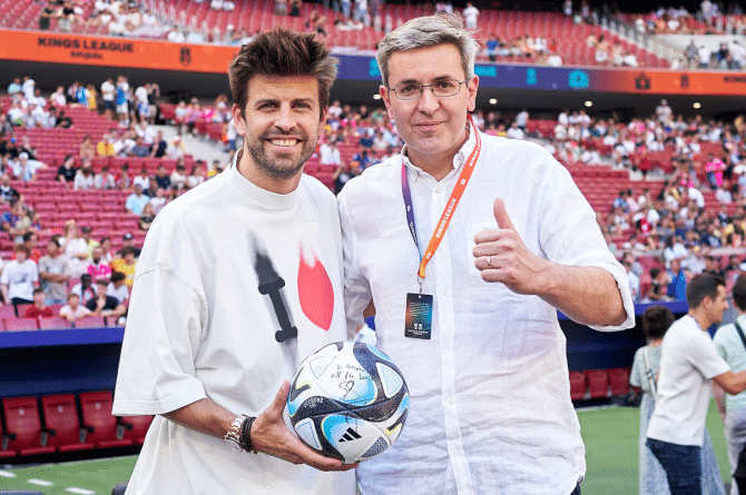 Ilustración 5. Gerard Piqué, presidente de la Kings League, junto a Stefaan Merckx, CEO de Cartamundi.