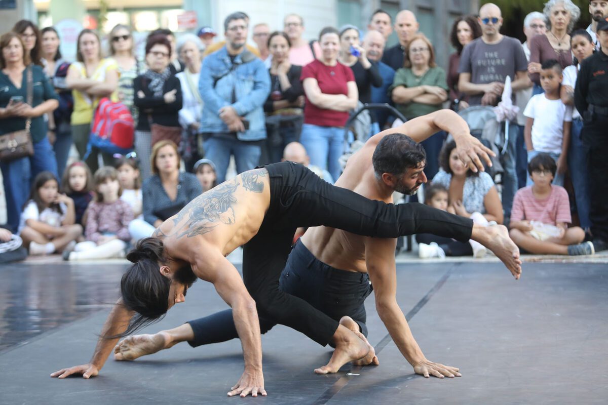 Los espectáculos de calle del Festival Medieval d'Elx convierten la ciudad en un escenario teatral