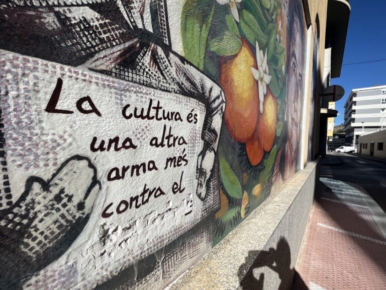 Atacan el mural en homenaje al poeta Poco Mollá picando la pared para eliminar la palabra fascismo