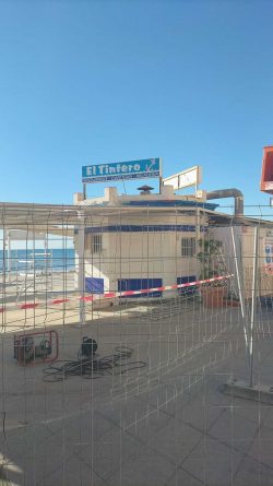 Derriban el emblemático Kioko «El Tintero» de Torrevieja. No ha habido piedad con él.