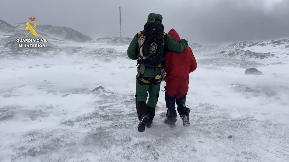 La Guardia Civil rescata a dos personasen Picos de Europa en mitad de un temporal de nieve y fuerte ventisca