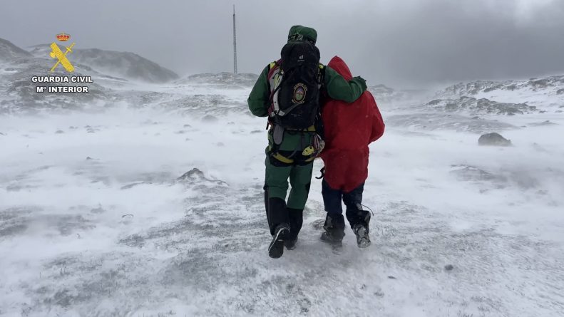 La Guardia Civil rescata a dos personasen Picos de Europa en mitad de un temporal de nieve y fuerte ventisca