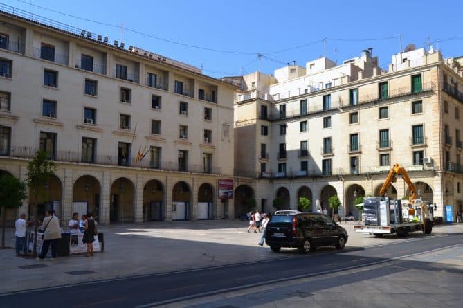 La Diputación de Alicante reparte un millón de euros para ayudar a los pueblos pequeños en la gestión de sus residuos