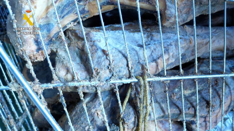Intervenidas casi una tonelada de jamones por no cumplir las condiciones para su consumo en la provincia de Sevilla