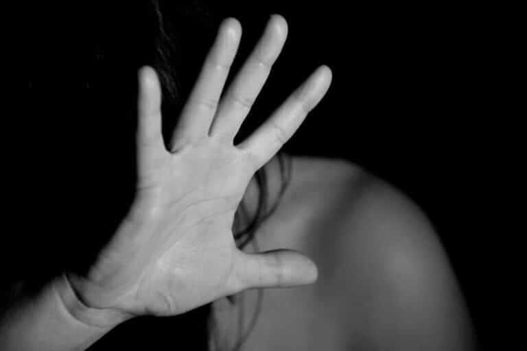 Juzgan a un hombre por intento de homicidio y agresión a un bebé