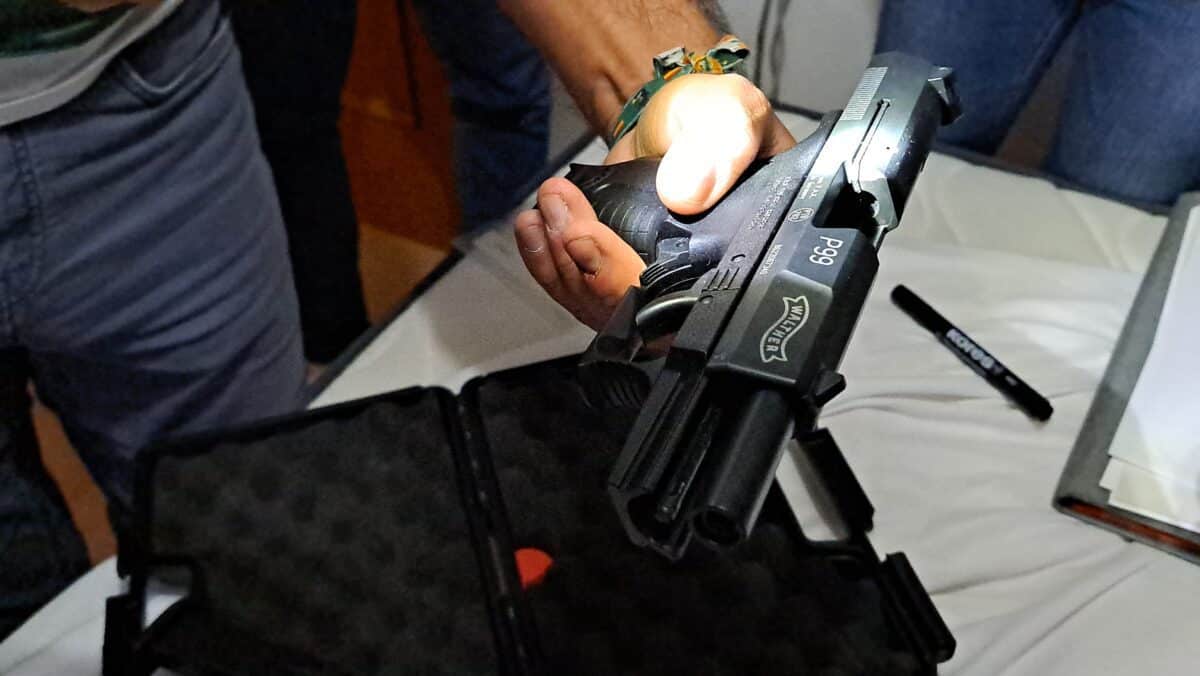 La Guardia Civil desmantela un taller clandestino de armas de guerra y explosivos en Alicante