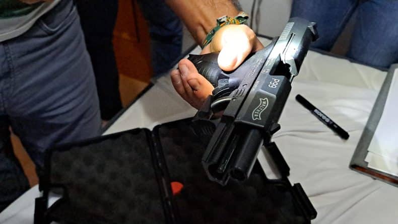 La Guardia Civil desmantela un taller clandestino de armas de guerra y explosivos en Alicante