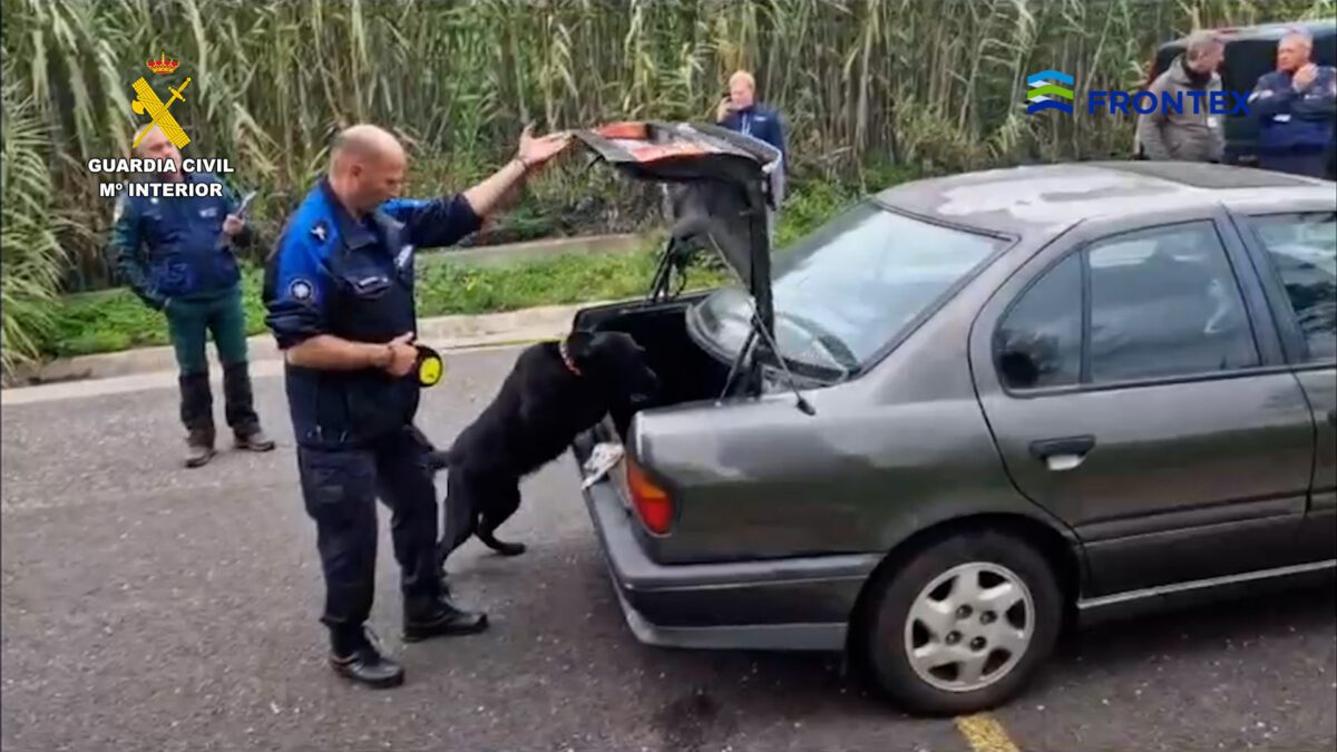 Un agente de la Guardia Civil será asesor de Frontex para el adiestramiento de perros
