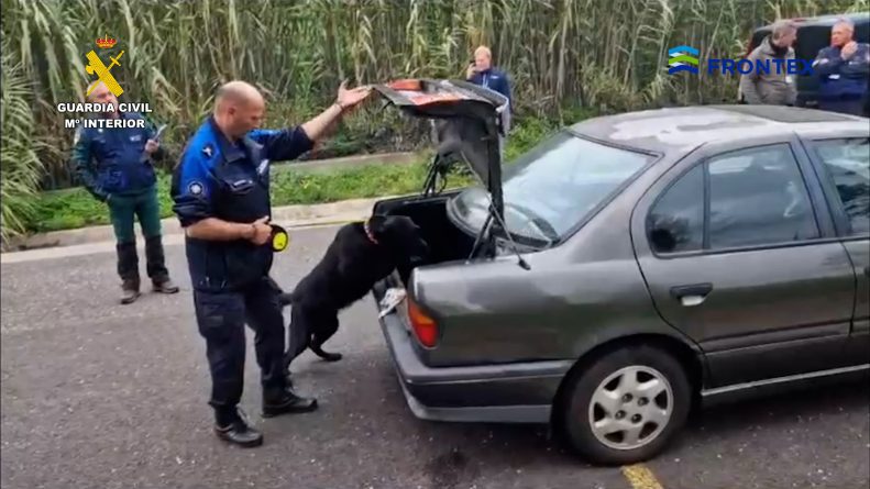 Un agente de la Guardia Civil será asesor de Frontex para el adiestramiento de perros