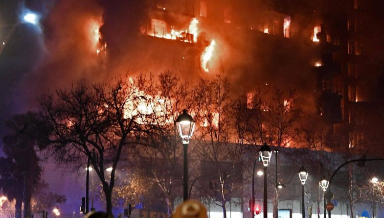 El incendio en el edificio de Valencia cobra nueve vidas y una persona sigue desaparecida, sumiendo a la ciudad en luto y búsqueda angustiosa