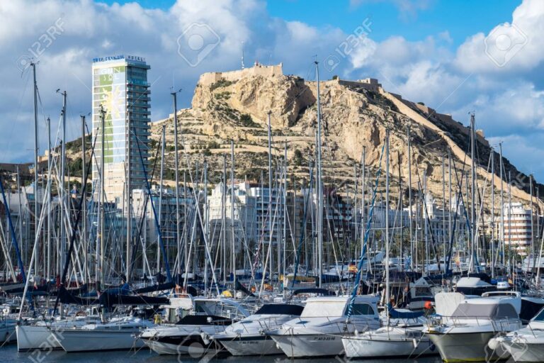 Hallan un cadáver flotando en el puerto de Alicante: Un Misterio por Resolver