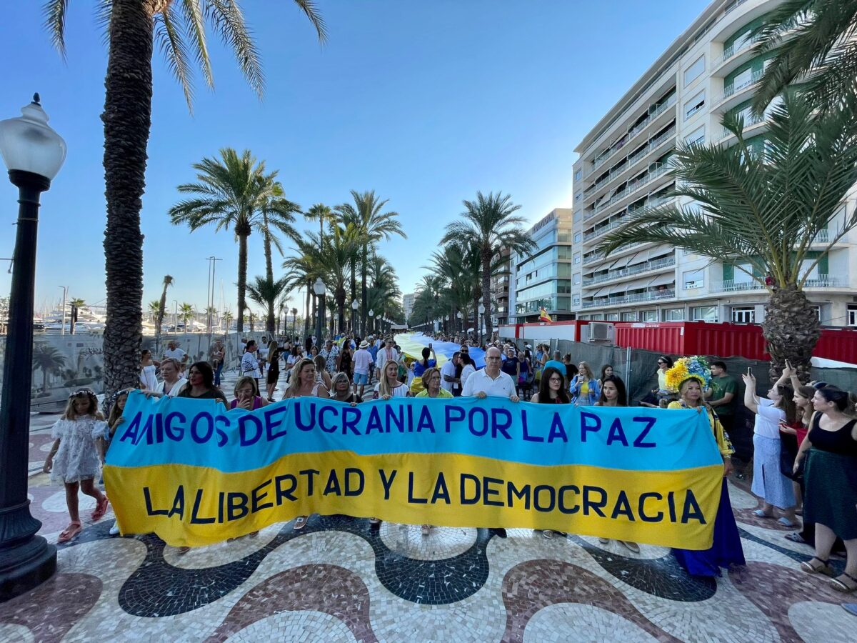 Solidaridad en Alicante: Marcha conmemorativa en el segundo aniversario de la invasión rusa en Ucrania