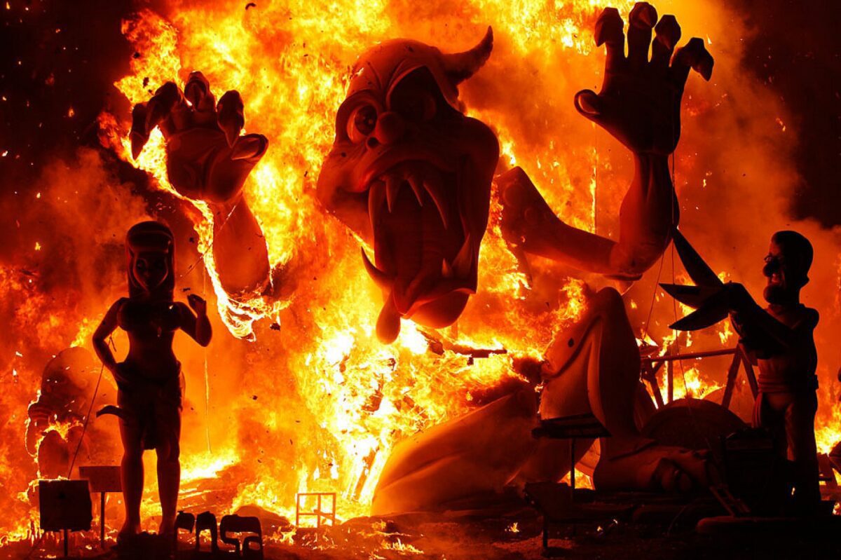 Las Hogueras de Alicante Encienden Murcia: Una Celebración de Tradiciones y Encuentros