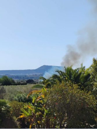 Un incendio forestal entre Jávea y Gata moviliza a más de 25 efectivos de bomberos en Alicante