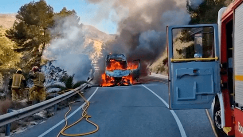 Un minibús arde en plena ruta en Alicante: los pasajeros y el conductor ilesos