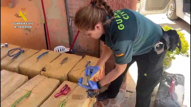 Incautados 4.000 kilos de hachís camuflados en envoltorios de chocolatinas en Sevilla