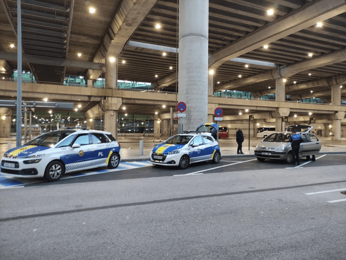 Taxista drogado sin tarjeta identificativa multado en el aeropuerto de Alicante-Elche