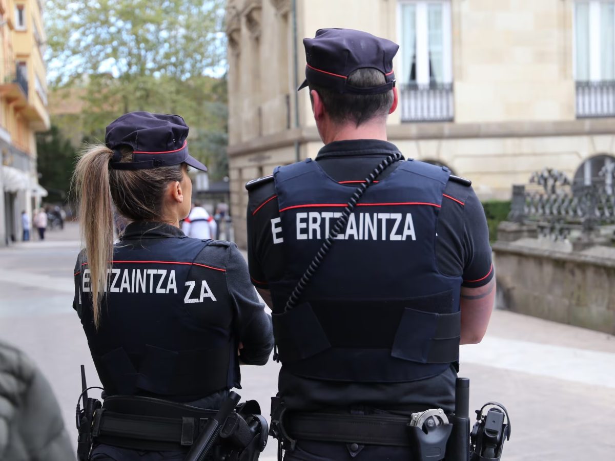 Un agente de la Ertzaintza condenado por abuso sexual a una víctima de violencia machista sigue en el cuerpo
