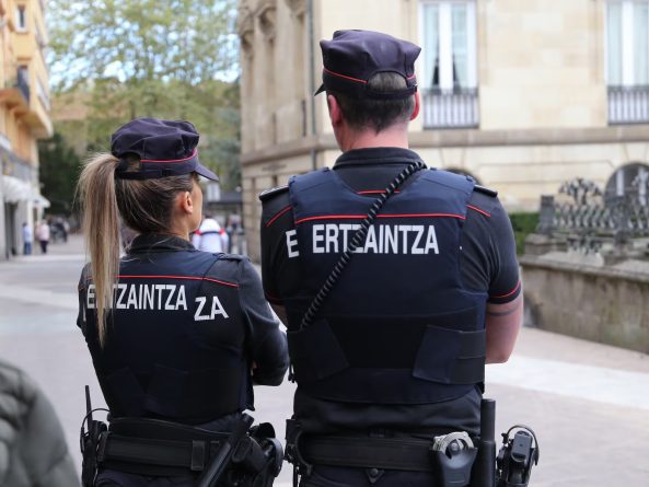Un agente de la Ertzaintza condenado por abuso sexual a una víctima de violencia machista sigue en el cuerpo