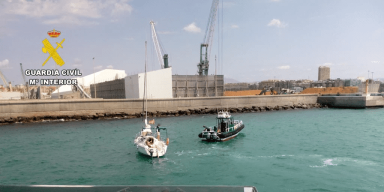 La Guardia Civil interviene ante la emergencia de un velero en el Puerto de Alicante