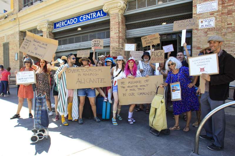 Vecinos de Alicante exigen medidas contra el turismo masivo con una impactante performance