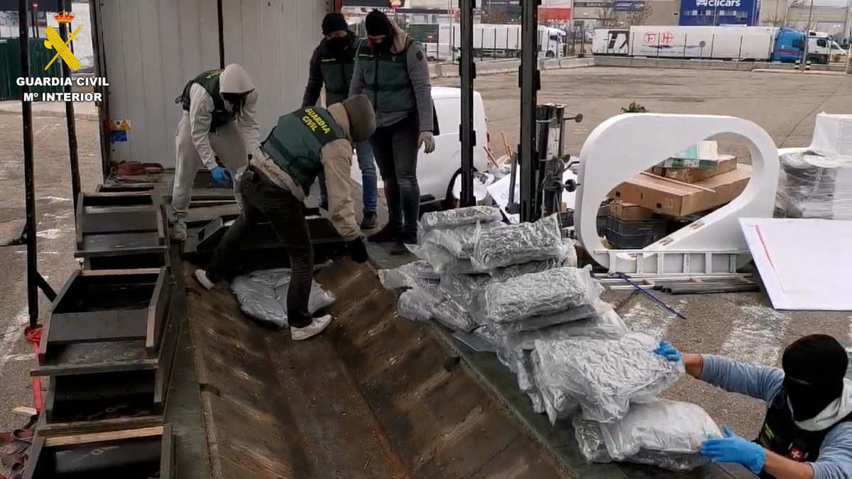 Desarticulada una organización delictiva dedicada al tráfico internacional de marihuana