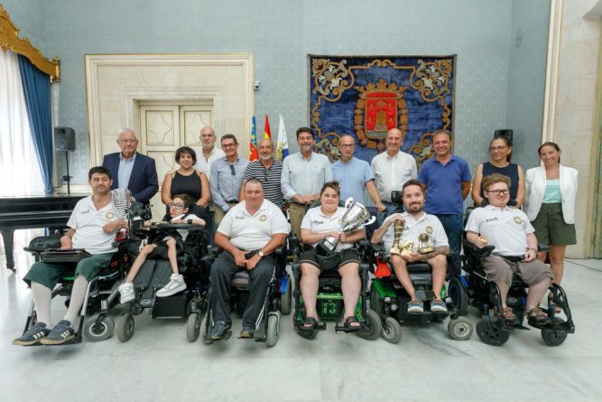 El Ayuntamiento de Alicante recibe a El Xaloc Alacant Powerchair tras ganar la liga
