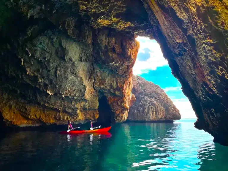 Explorando las Calas de Alicante: Un Viaje a la Cova del Llop Marí, Cala Ambolo, Cabo de la Nao y Moraira