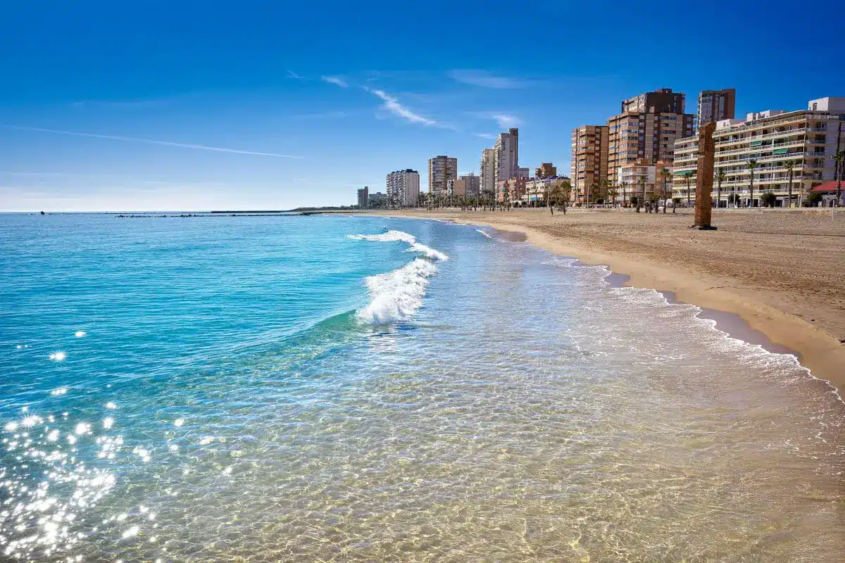 ¡Escándalo en Campello! Vecinos denuncian la falta de agua en las duchas de las playas durante más de un mes
