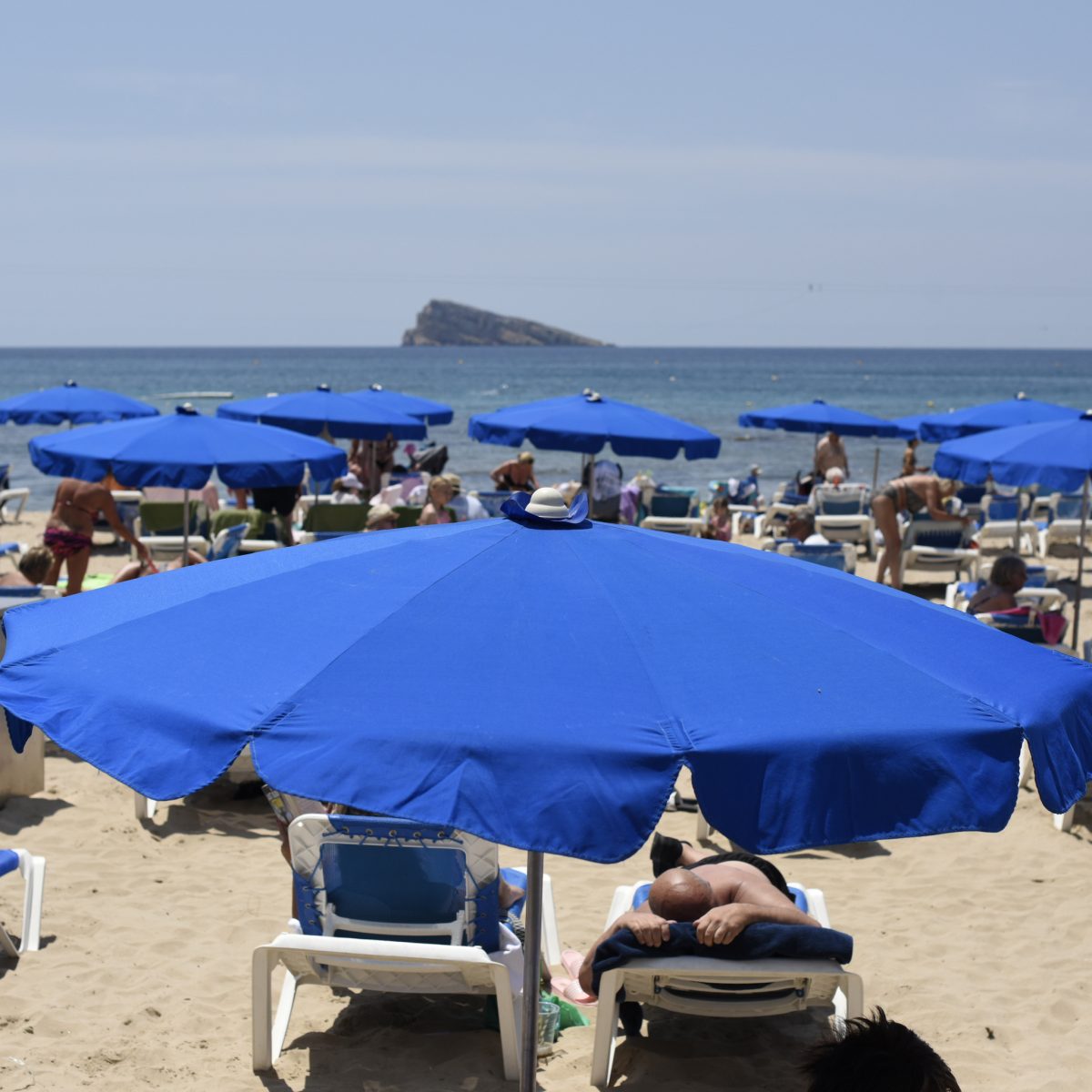 Nuevas Multas en Calpe: Prohibido Instalar Sombrillas y Hamacas Antes de las 9:30