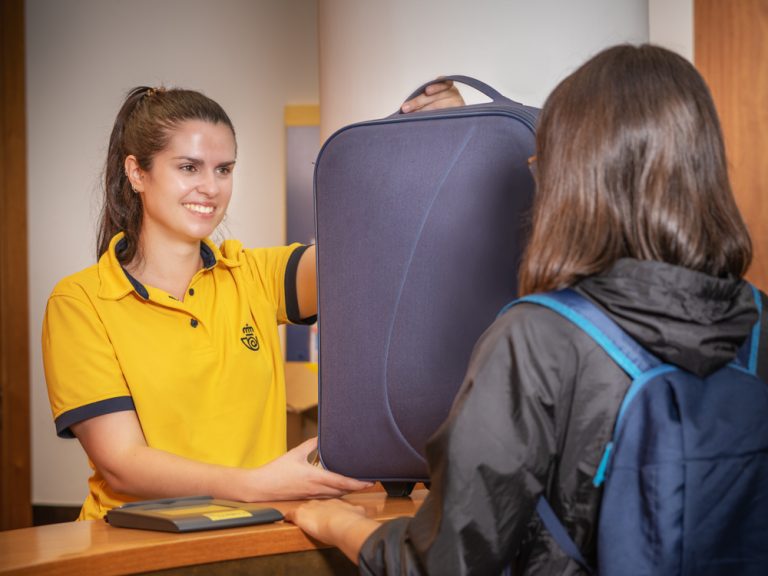 Las oficinas de Correos ofrecen numerosos servicios a la ciudadanía durante el verano
