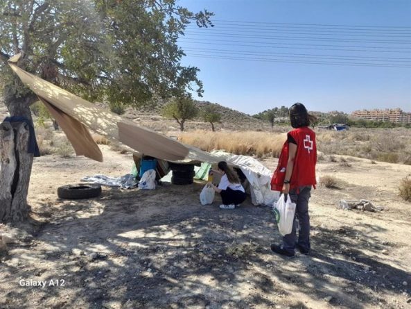 Alicante refuerza su apoyo ante la ola de calor: 117 personas sin hogar atendidas y 400 kits repartidos