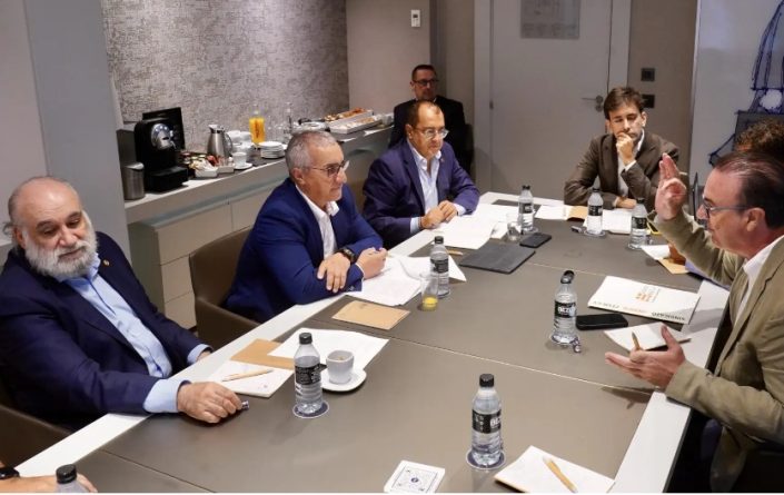 El presidente de CECOVA alerta sobre el impacto de la mala gestión en la salud mental de los sanitarios en el foro de la ADSCV y El Español