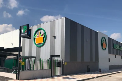 Mercadona celebra la reapertura de su supermercado en el barrio de Carolinas, Alicante
