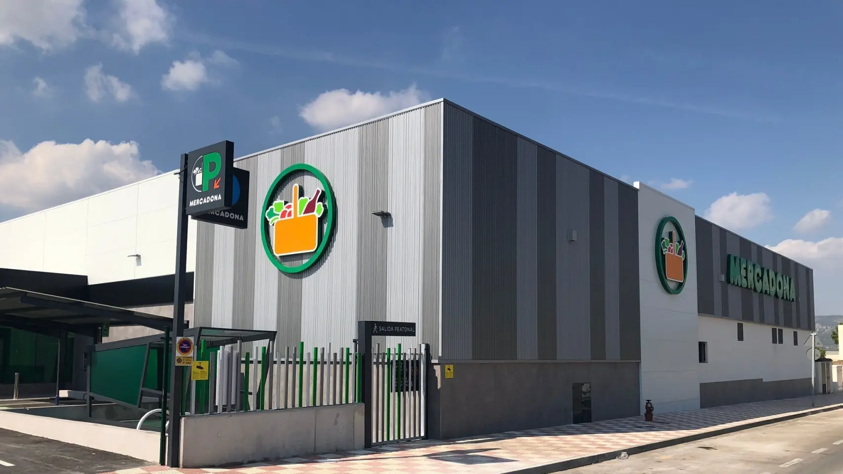 Mercadona celebra la reapertura de su supermercado en el barrio de Carolinas, Alicante