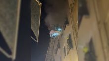 Bomberos rescatan a dos personas de un balcón durante un incendio en el centro de Alicante