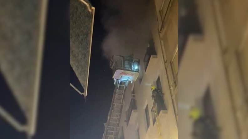 Bomberos rescatan a dos personas de un balcón durante un incendio en el centro de Alicante