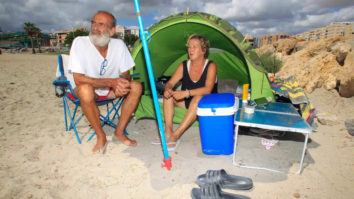 Pareja sin hogar duerme en una playa de Alicante desde julio por no poder pagar alquiler