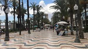 Explanada de Alicante: Un Desfile de Palmas Arrastradas por el Viento