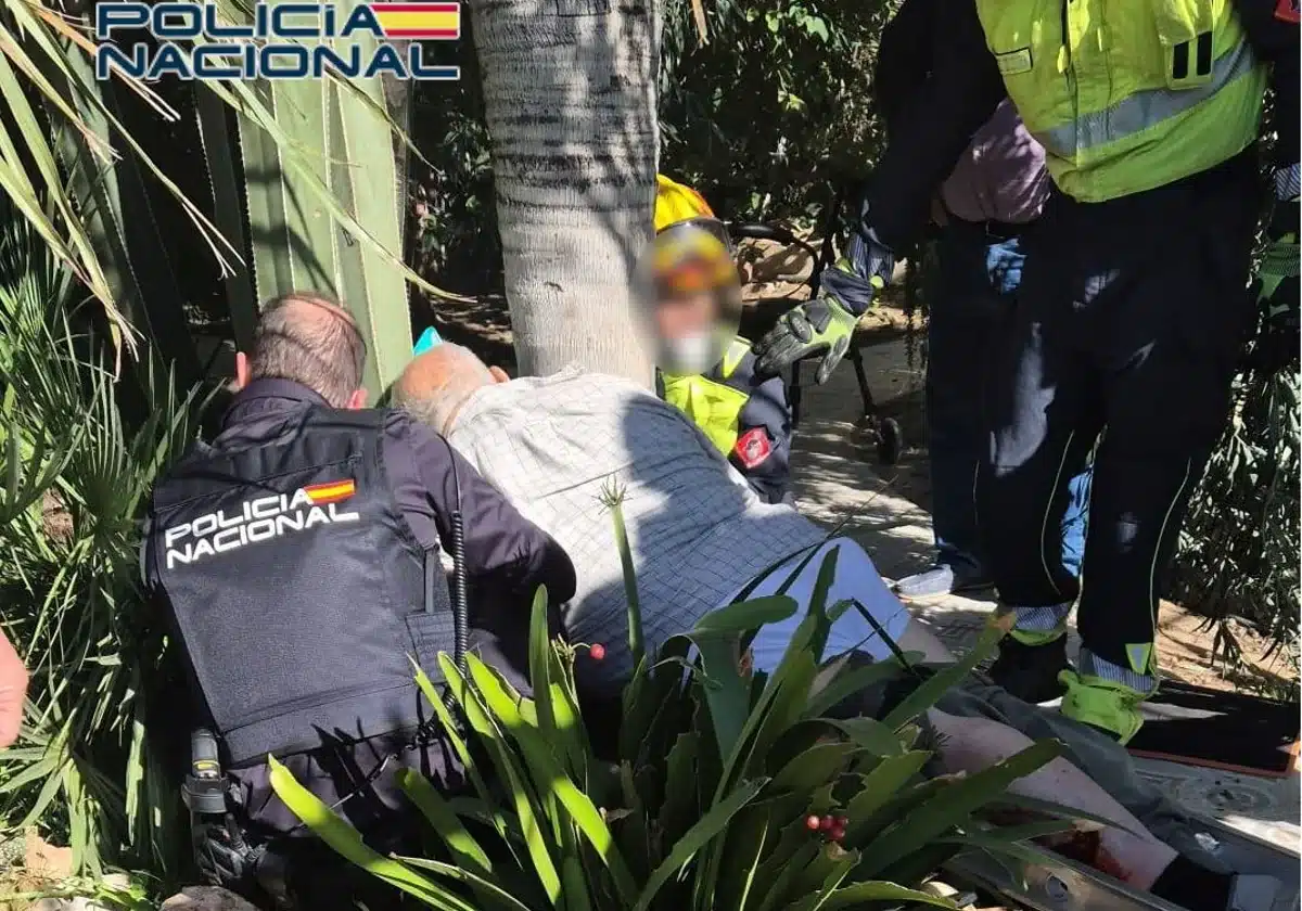 🚔 Dos policías salvan a un anciano atrapado en los peldaños de una escalera en Alicante