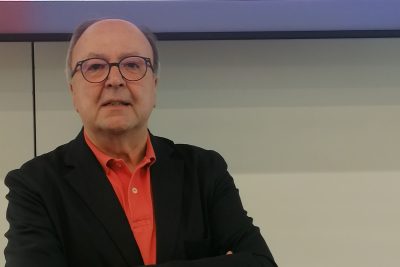 El profesional de la docencia transmite su conocimiento a través de diversas herramientas de comunicación