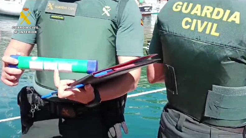 La Guardia Civil interviene más de 1.000 artículos pirotécnicos de uso en la marina