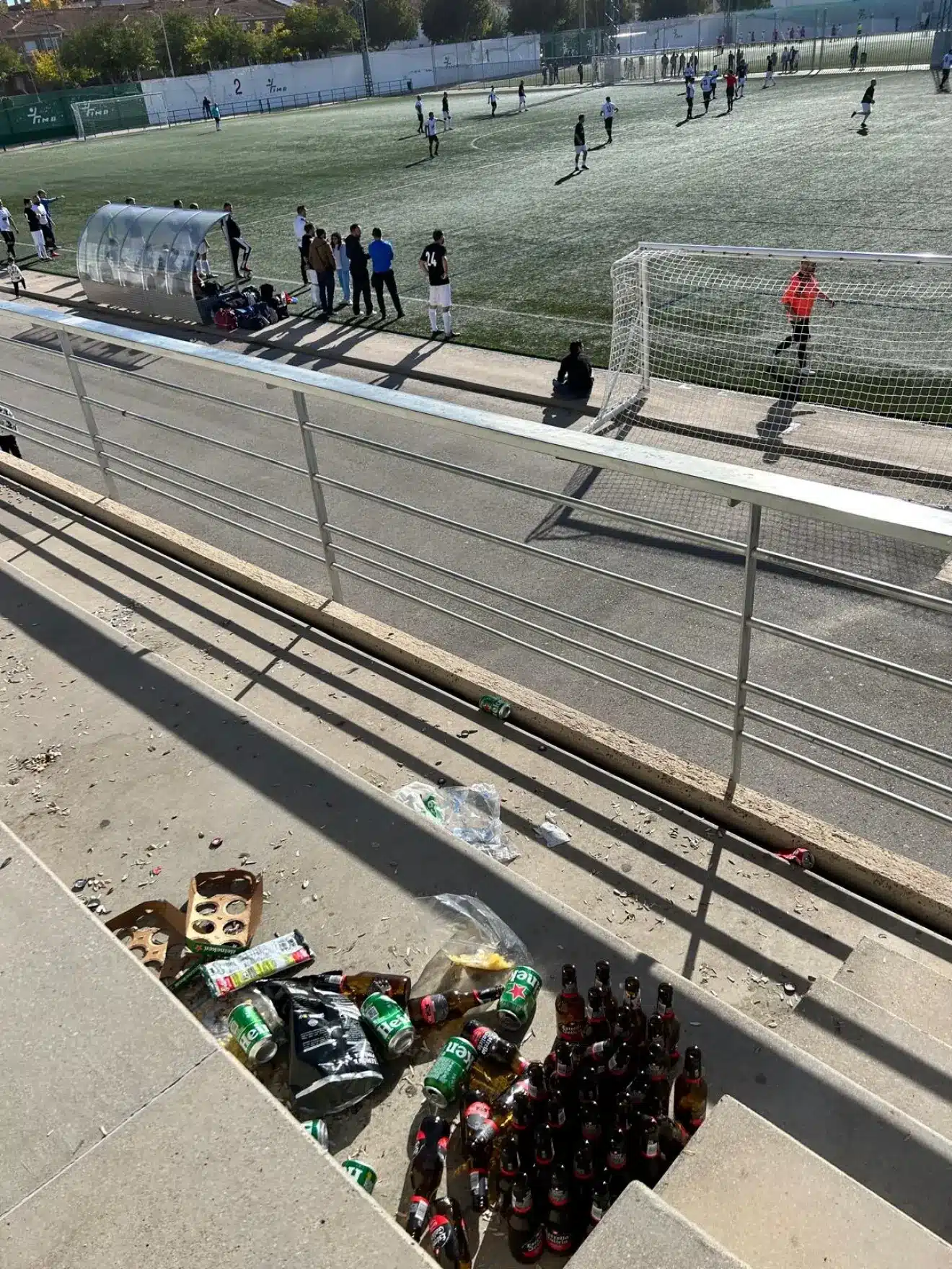UCIN ALBACETE denuncia Cervezas en la mesa de un concejal en un pabellón municipal,